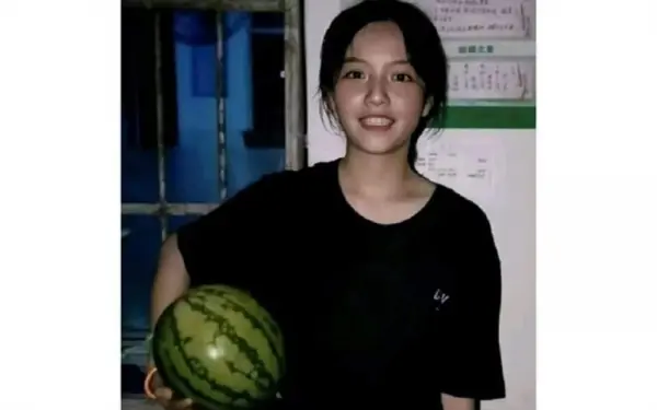 Do you see the mystery in this photo?