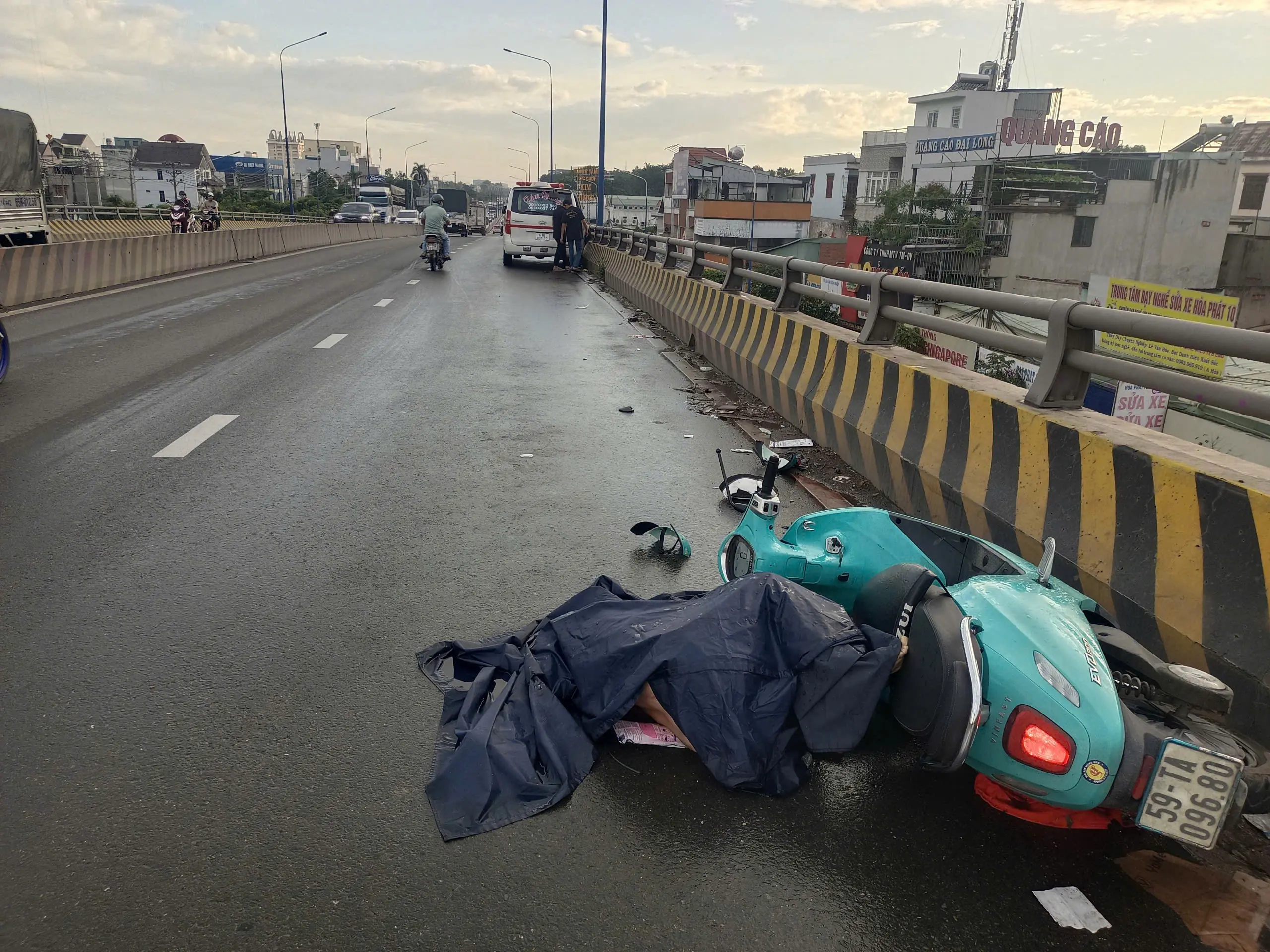 Va chạm với xe bồn, tài xế xe ôm công nghệ tử vong tại chỗ- Ảnh 1.
