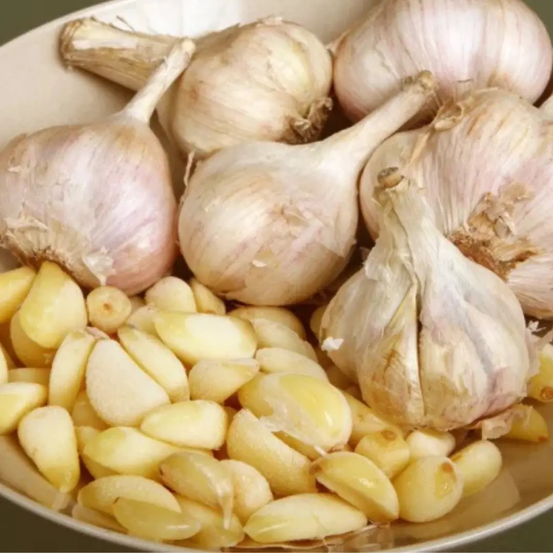 4 tips to peel garlic quickly without leaving a smell on your hands