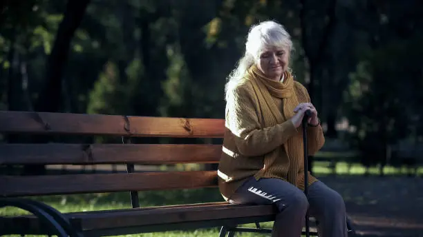 Left Behind on the Porch: How an Elderly Woman Sitting on a Bench Outside the House She Once Called Her Own Revealed the Pain of Losing More Than Just Walls and Roof